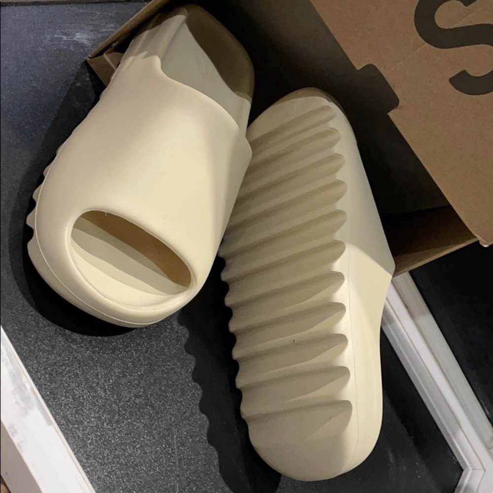 Yeezy slides - Picture 2 of 3